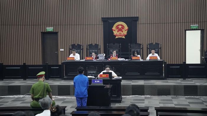 Hội đồng xét xử công bố quyết định đưa vụ án ra xét xử.