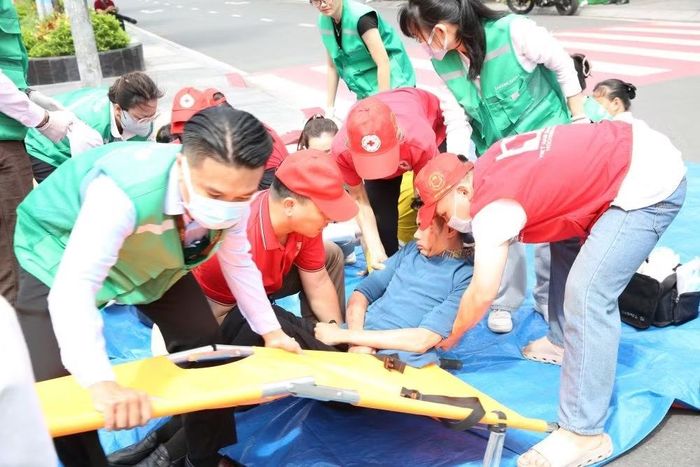 Diễn tập cấp cứu một số người bị thương trong lúc cố tìm đường thoát khỏi đám cháy.