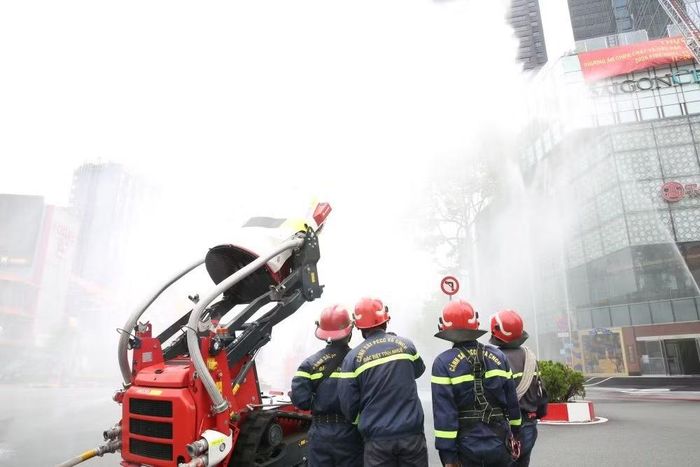 Rô bốt chữa cháy làm nhiệm vụ tại hiện trường.