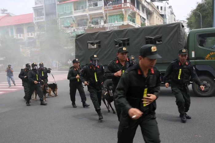 Cảnh khuyển tìm kiếm nạn nhân trong đám cháy.
