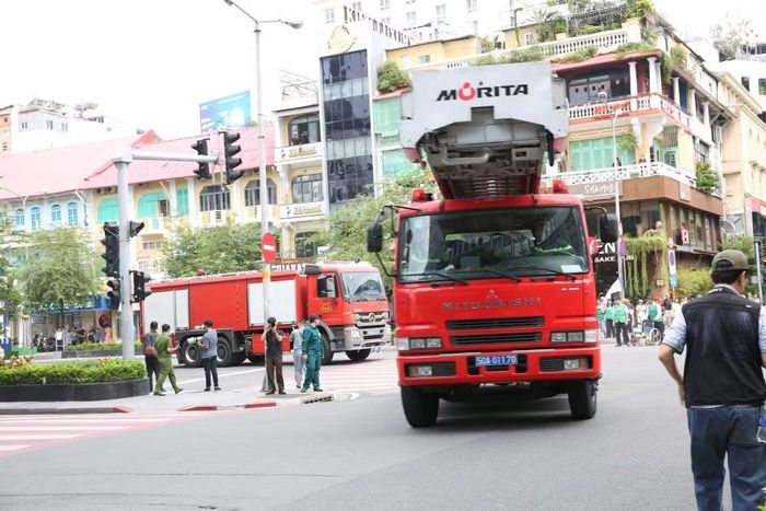 Hàng chục phương tiện chữa cháy hiện đại được huy động.