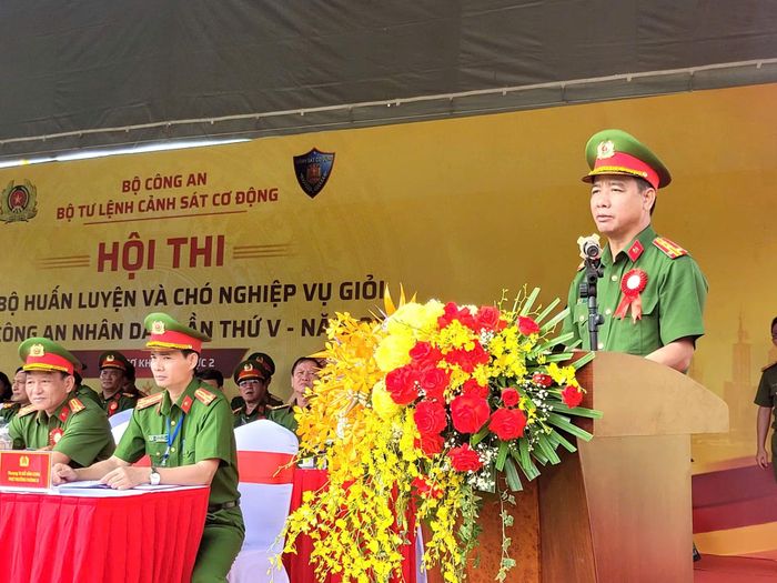 Đại tá Phạm Hữu Thinh, Phó Tư lệnh CSCĐ, phát biểu khai mạc hội thi.