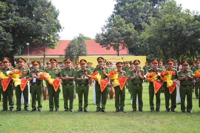Lãnh đạo Bộ Tư lệnh CSCĐ và các đơn vị tặng hoa chúc mừng các đội thi.