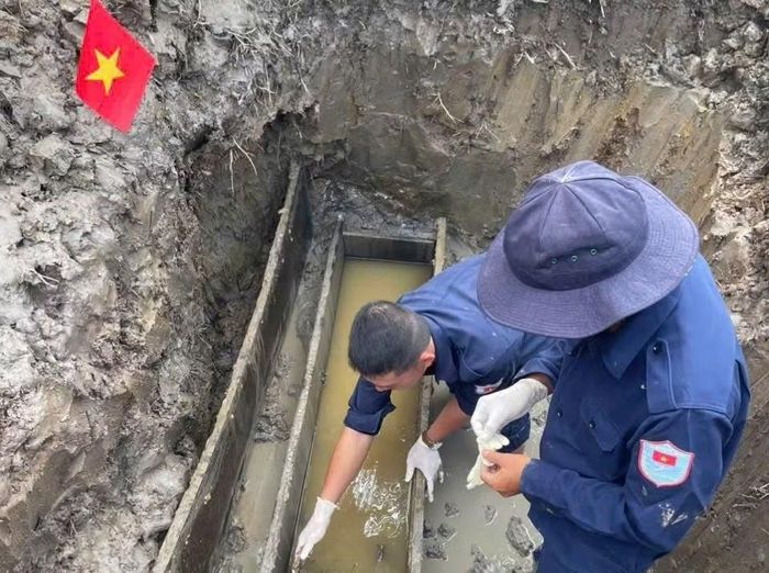 Đội K92 thuộc Bộ Chỉ huy Quân sự tỉnh An Giang tỉ mỉ cất bốc, thu thập, bảo quản hài cốt liệt sĩ.