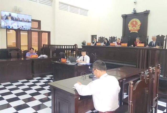 Phiên tòa xét xử trực tuyến.