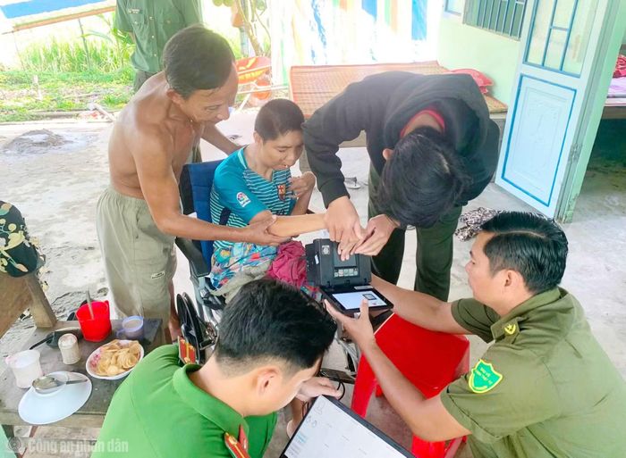 Công an cơ sở ở Cần Thơ đến tận nhà làm thủ tục cấp căn cước cho người khuyết tật, già yếu.