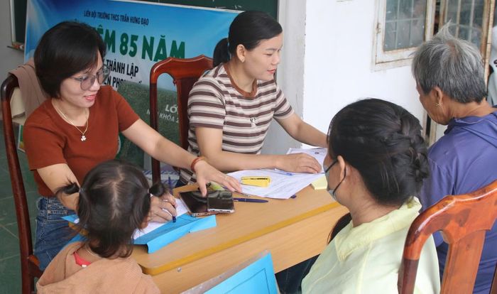 Thầy cô đến tận nhà dân để vận động phụ huynh học sinh đăng ký nhập học cho con trẻ.
