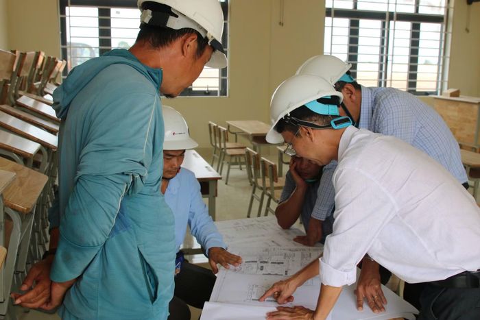 Đội ngũ kỹ sư, công nhân chuẩn bị lắp đặt hệ thống giảng dạy tại Trường phổ thông nội trú Tiểu học - THCS xã Ia Lốp.