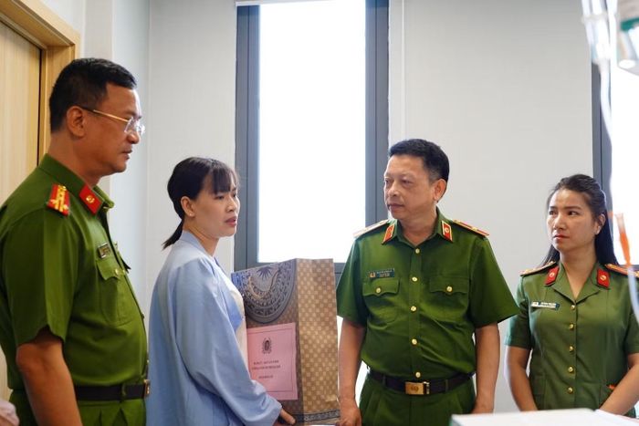 Thiếu tướng Nguyễn Hồng Ky, Phó Giám đốc Công an TP Hà Nội trao quà, động viên gia đình Đại úy Đỗ Hữu Hiến.
