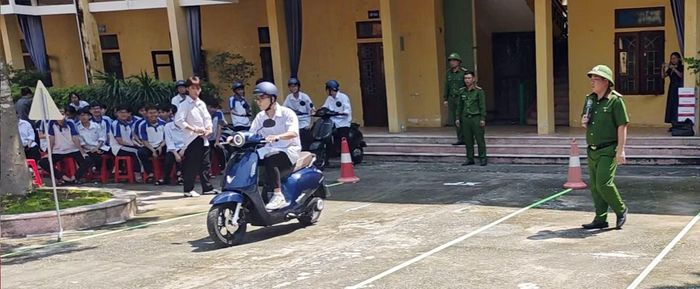 Nhóm học sinh trung học cơ sở, trung học phổ thông, học sinh tại các cơ sở giáo dục nghề nghiệp; sinh viên các trường đại học, cao đẳng được quan tâm trang bị kỹ năng vì là nhóm đang hoặc chuẩn bị bước vào giai đoạn tham gia giao thông thường xuyên.