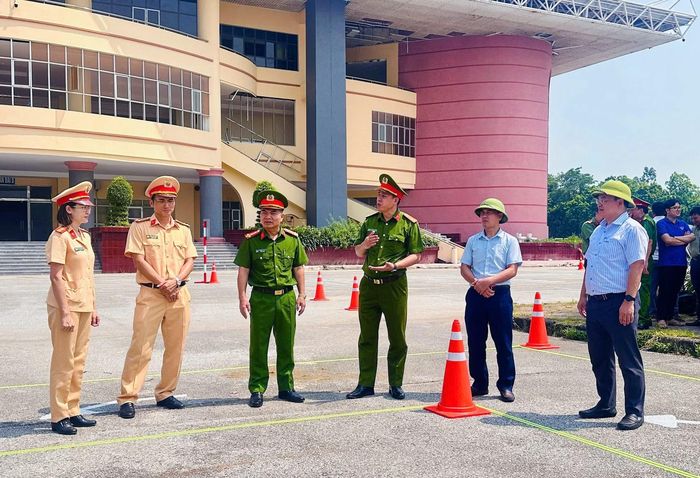 Đại tá Nguyễn Minh Hải, Phó Giám đốc Công an tỉnh Ninh Bình kiểm tra sân thực hành sa hình của Công an phường Hoa Lư.