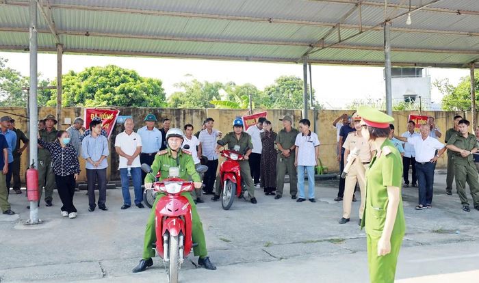 Công an các xã, phường trên địa bàn tỉnh Ninh Bình tổ chức đào tạo thực hành trên sa hình.
