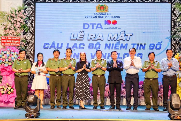 Đồng chí Nguyễn Quỳnh Thiện, Phó Chủ tịch UBND tỉnh Vĩnh Long cùng lãnh đạo các đơn vị, sở ngành tại lễ ra mắt Câu lạc bộ Niềm tin số tỉnh Vĩnh Long.