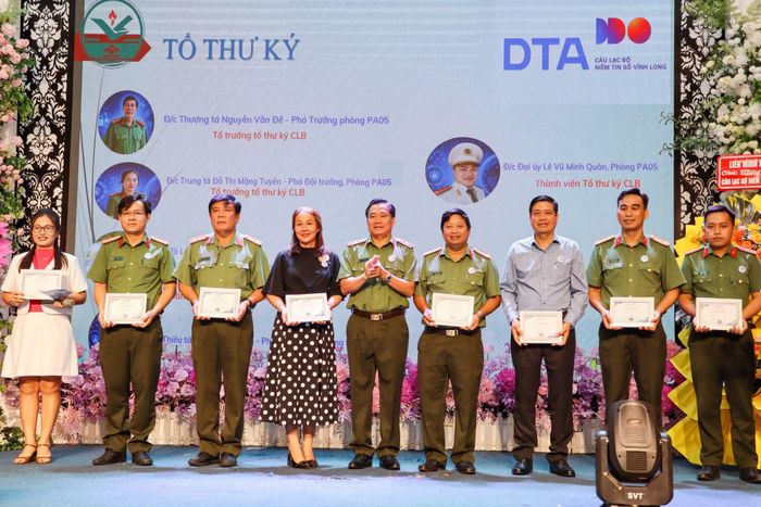 Thiếu tướng Nguyễn Thanh Hải, Giám đốc Công an tỉnh Vĩnh Long trao quyết định Ban điều hành và Tổ thư ký Câu lạc bộ Niềm tin số tỉnh Vĩnh Long.