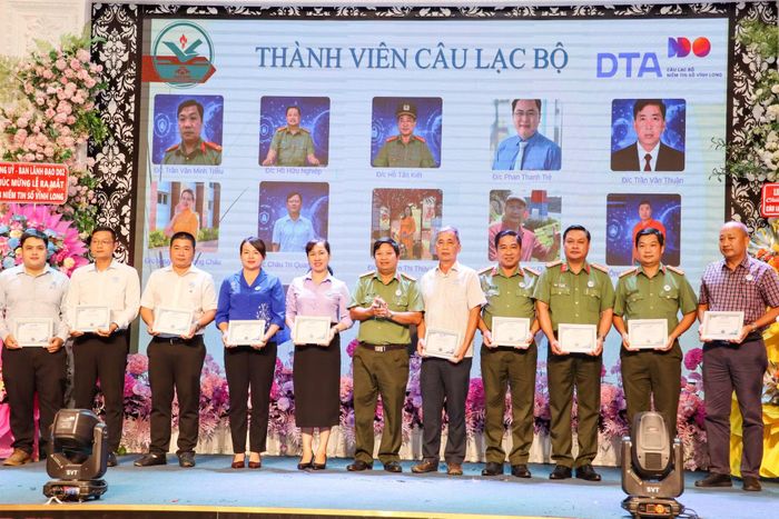 Đại tá Trần Quốc Phục, Phó Giám đốc Công an tỉnh Vĩnh Long trao chứng nhận cho các thành viên Câu lạc bộ Niềm tin số tỉnh Vĩnh Long.