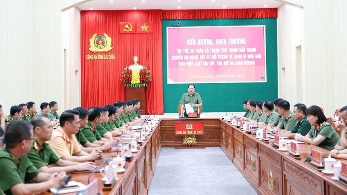 Quang cảnh buổi biểu dương, khen thưởng.