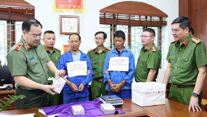 Thiếu tướng Bùi Quyết Toán cùng lực lượng chức năng kiểm tra tang vật thu giữ trong chuyên án.