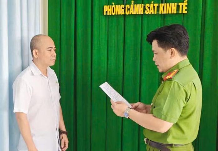 Cơ quan CSĐT Công an tỉnh Vĩnh Long tống đạt quyết định khởi tố bị can đối với Phan Thanh Hoài.