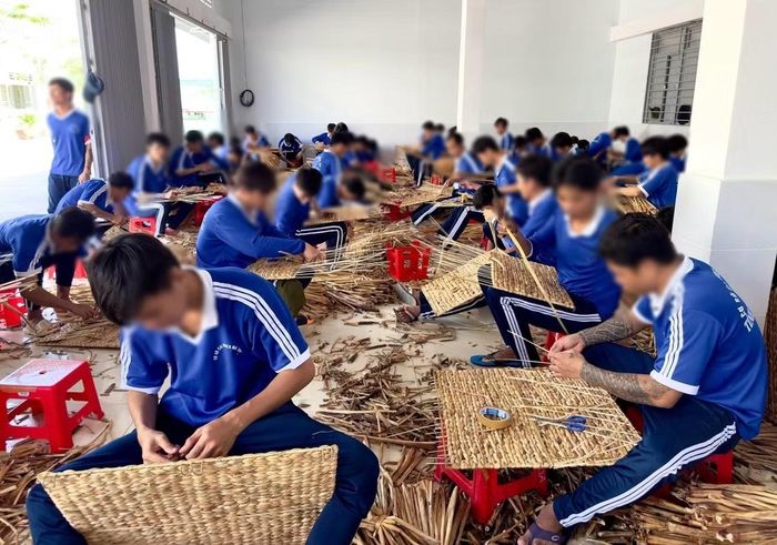 Nhiều ngành nghề từ điện dân dụng, cơ khí, thợ hồ cho đến thủ công truyền thống được linh hoạt triển khai nhằm đa dạng hóa sự lựa chọn cho học viên.