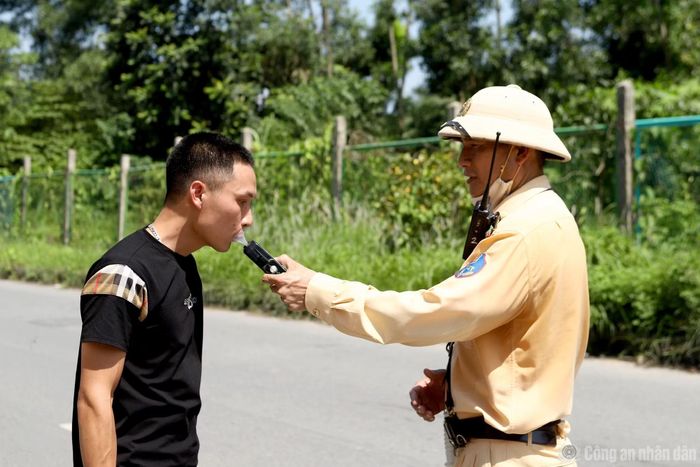  Cảnh sát kiểm tra nồng độ cồn tài xế xe tải. 