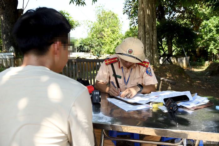 Qua kiểm tra, một số trường hợp điều khiển xe chở hàng quá tải được phát hiện, xử lý.