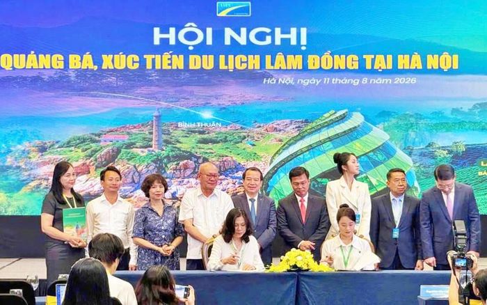 Các doanh nghiệp du lịch Lâm Đồng và Hà Nội ký kết biên bản ghi nhớ hợp tác.
