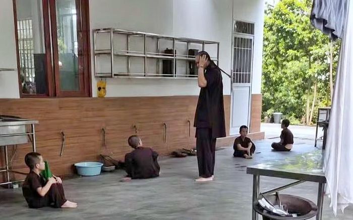 Ảnh trích từ video đối tượng Nguyễn Thế Duy đánh đập các cháu bé trong chùa Bầu.