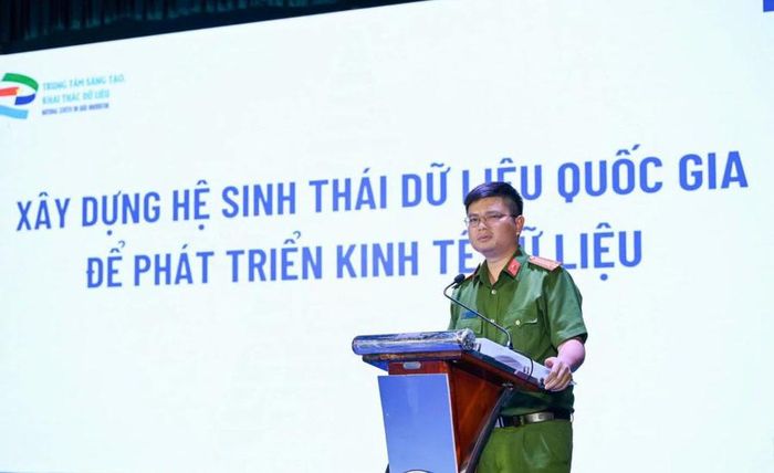 Trung tá Đào Đức Triệu, Giám đốc Trung tâm Sáng tạo, Khai thác dữ liệu kiêm Tổng Thư ký NDA phát biểu tại Hội thảo. Ảnh: NDA