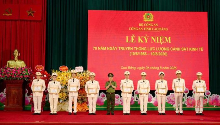  Thiếu tướng Nguyễn Quang Vinh, Giám đốc Công an tỉnh trao giấy khen cho các tập thể, cá nhân có thành tích xuất sắc trong phong trào thi đua đặc biệt chào mừng kỷ niệm 70 năm Ngày truyền thống lực lượng Cảnh sát kinh tế.