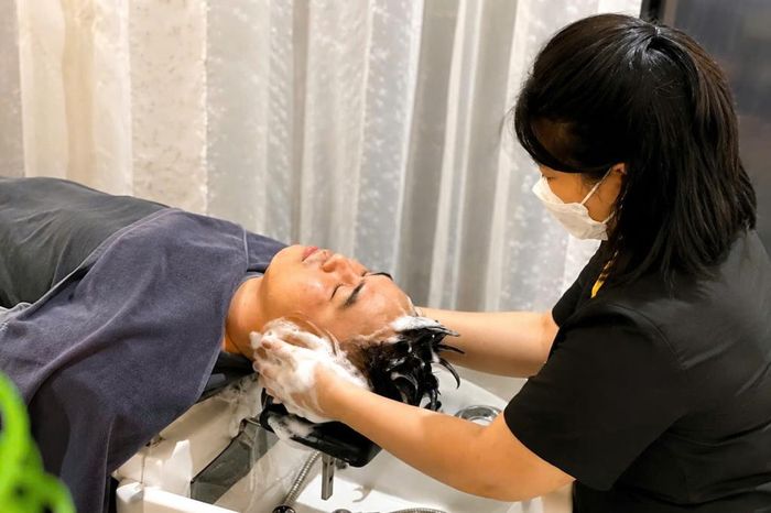 Các dịch vụ massage, gội đầu và chăm sóc da được kết hợp, mang đến trải nghiệm làm đẹp và thư giãn cho khách hàng.