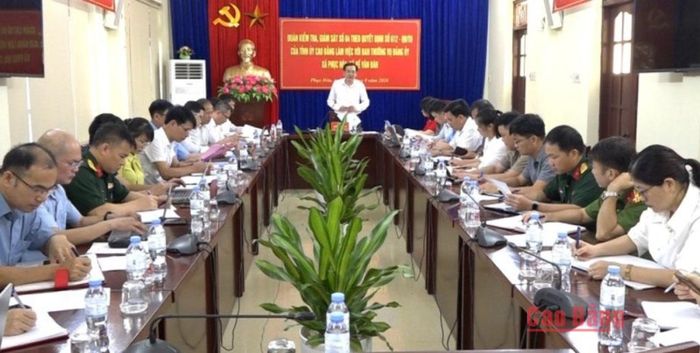 Trưởng Ban Nội chính Tỉnh ủy Lâm Đức Xuân phát biểu tại buổi làm việc BTV Đảng ủy xã Phục Hòa và Bế Văn Đàn.