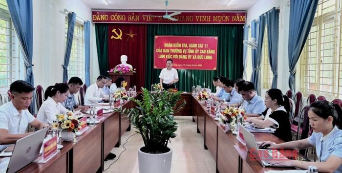 Bí thư Đảng ủy phường Thục Phán Vũ Đình Quang kết luận buổi làm việc với Đảng ủy xã Đức Long.