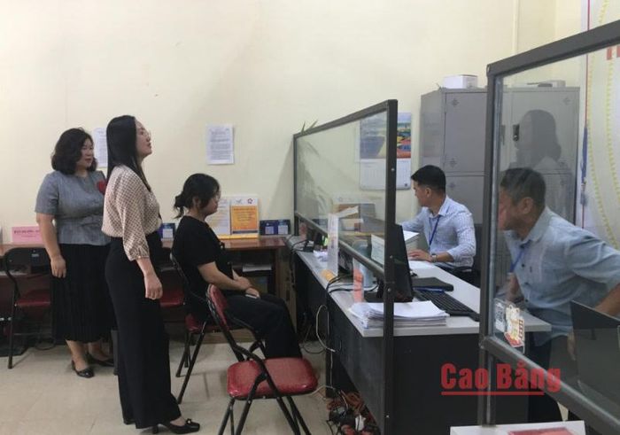 Đoàn kiểm tra công tác giải quyết thủ tục hành chính tại Trung tâm Phục vụ hành chính công xã Đức Long.