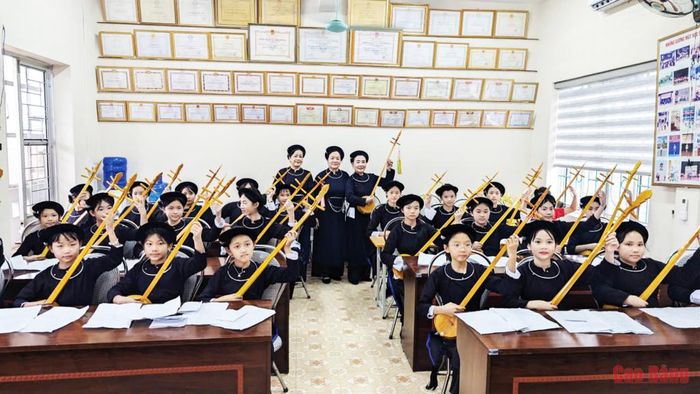 Lớp học hát Then, đàn tính của học sinh Trường Tiểu học Hòa Chung và Trường THCS Hòa Chung.
