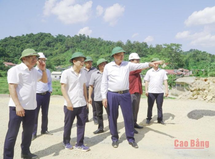 Phó Chủ tịch UBND tỉnh Hoàng Văn Thạch kiểm tra Km 62 nút giao IC04, địa phận xã Thạch An.