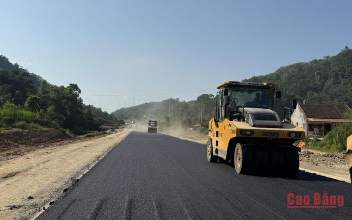 Thi công thảm bê tông nhựa phân đoạn Km 20 qua địa phận xã Na Sầm, tỉnh Lạng Sơn.
