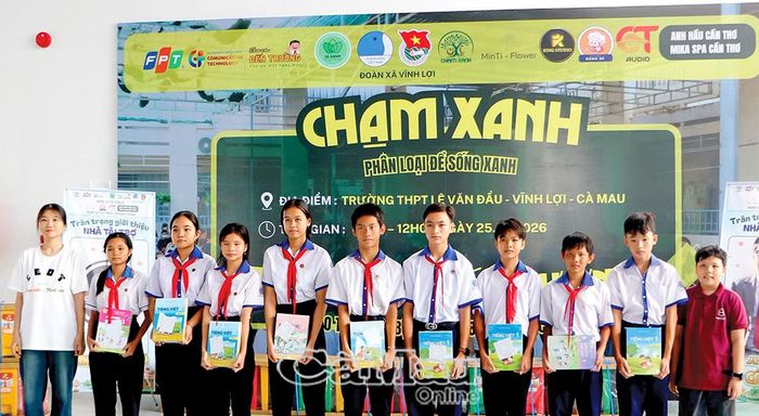 Chương trình trao 100 bộ sách giáo khoa cho học sinh có hoàn cảnh khó khăn đầu năm học 2026-2027, do Ðoàn Thanh niên xã Vĩnh Lợi vận động.