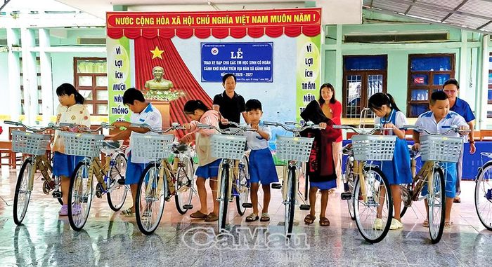 UBND xã Gành Hào vận động, trao 50 xe đạp cho học sinh có hoàn cảnh khó khăn trước thềm năm học mới 2026-2027.