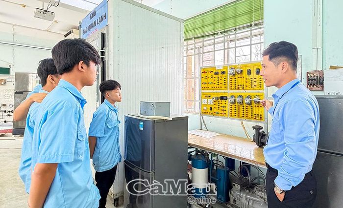 Trường Cao đẳng Cà Mau chú trọng đào tạo lý thuyết gắn với thực hành, nhằm đáp ứng yêu cầu về năng lực của thị trường lao động.