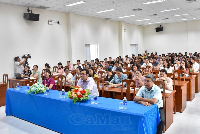 Cán bộ, công chức, viên chức lắng nghe các nội dung được triển khai tại lớp tập huấn.