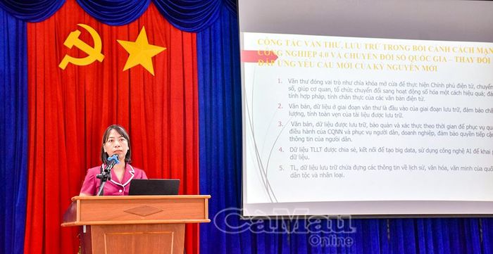 Thạc sĩ Nguyễn Anh Thư, chuyên viên chính Cục Văn thư và Lưu trữ Nhà nước, trình bày chuyên đề công tác lưu trữ tại lớp tập huấn.