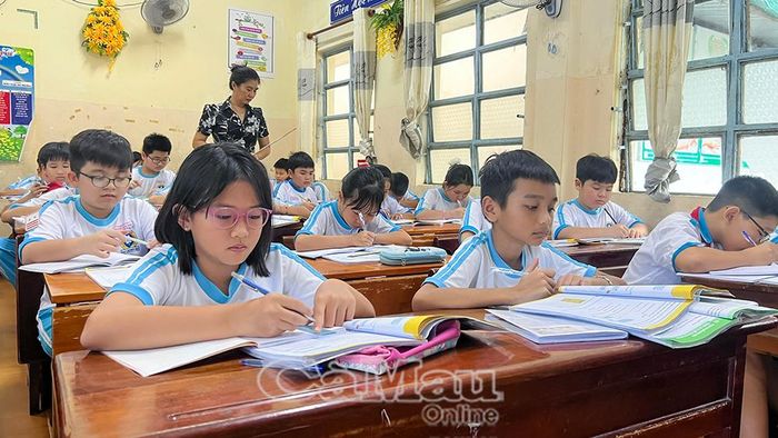 Cung cấp miễn phí sách giáo khoa góp phần tạo điều kiện để học sinh có đầy đủ tài liệu phục vụ học tập.