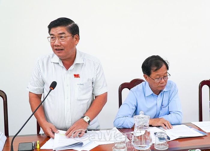 Bí thư Đảng uỷ xã Đất Mới Nguyễn Phương Đông, đại biểu HĐND tỉnh khoá XI, đóng góp ý kiến tại hội nghị.