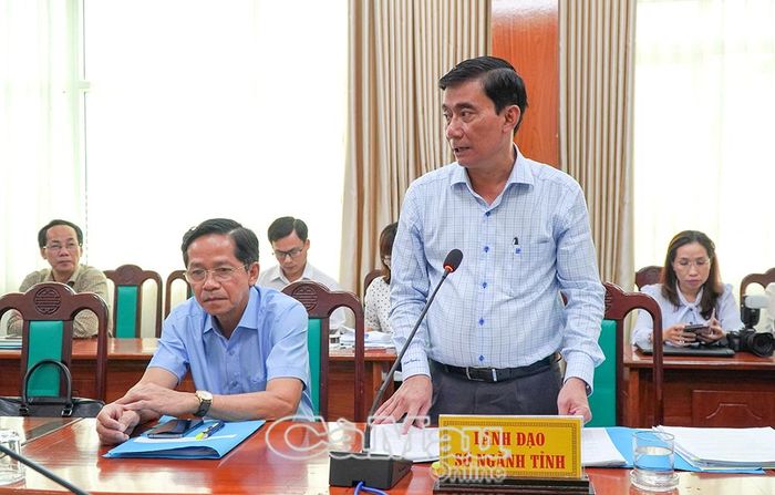 Tiến sĩ Lê Hoàng Dự, Phó Giám đốc Sở Giáo dục & Đào tạo, trình bày tờ trình, dự thảo Nghị quyết Quy định mức học bổng khuyến khích học tập đối với học sinh các trường THPT chuyên trên địa bàn tỉnh.