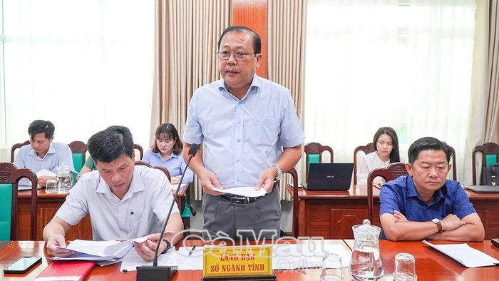 Phó Giám đốc Sở Văn hoá, Thể thao và Du lịch Nguyễn Văn Đen trình bày tờ trình, dự thảo Nghị quyết đặt tên đường Đông A thuộc Dự án An sinh xã hội (Khu đô thị Happy Home).