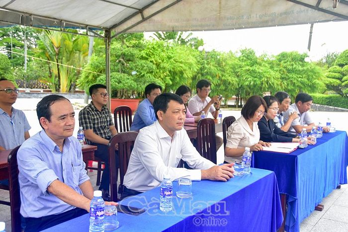 Các đại biểu dự lễ khởi công dự án.