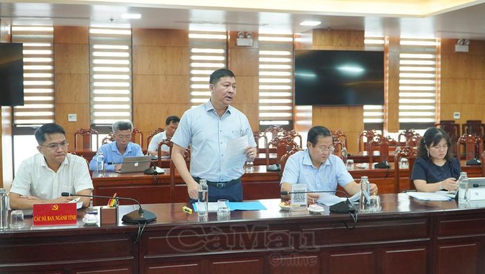 Đồng chí Lê Minh Hiền, Phó Giám đốc Sở Nội vụ, phát biểu đóng góp ý kiến tại hội nghị.