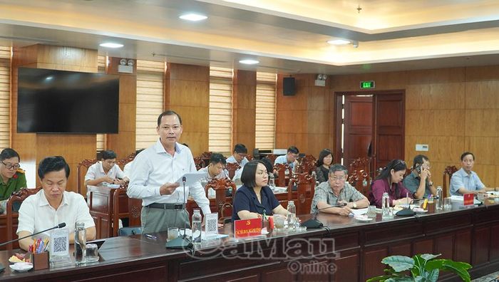 Đại tá Trần Văn Thi, Phó Giám đốc Công an tỉnh Cà Mau, phát biểu đóng góp ý kiến tại hội nghị.