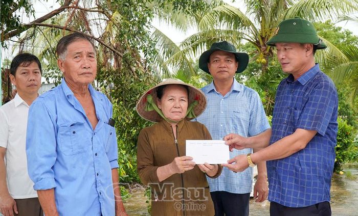 Đồng chí Nguyễn Văn Khởi, Phó Chủ tịch Uỷ ban Mặt trận Tổ quốc Việt Nam tỉnh Cà Mau, Phó Trưởng ban Thường trực Ban Cứu trợ tỉnh, trao tiền hỗ trợ hộ dân bị lốc xoáy tại ấp Tham Trơi, xã Khánh Bình. 