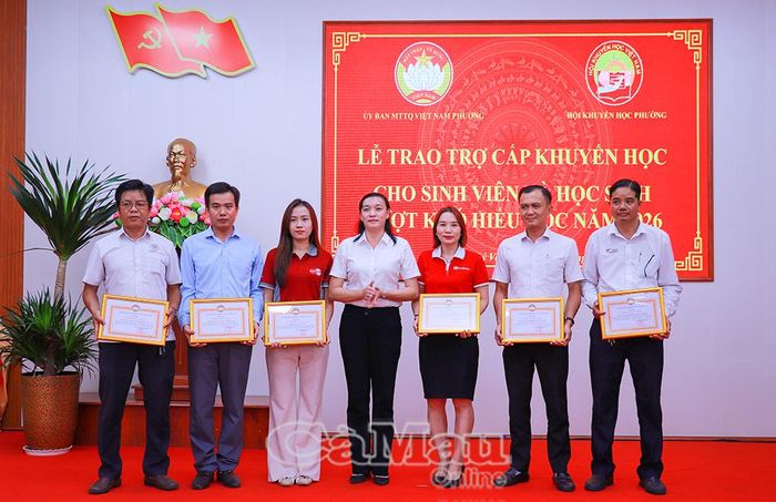 Chủ tịch Uỷ ban MTTQ Việt Nam Phường Lý Văn Lâm Võ Bích Thuỷ trao chứng nhận “Tấm lòng vàng” tri ân các đơn vị đồng hành cùng chương trình.